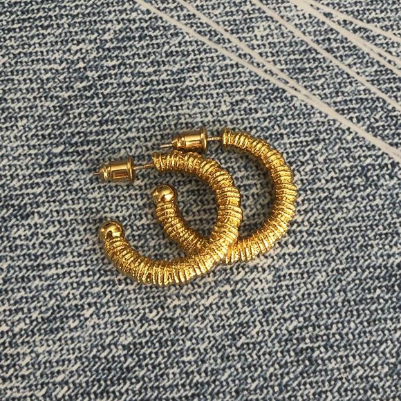 18K Gold Plated Minimalistic String Wired Hoop Earrings - Picture 4 of 6
